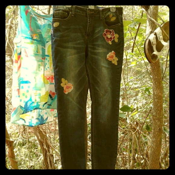 True Craft Denim - 🌷🌹 True craft embroidered flowers jeans.